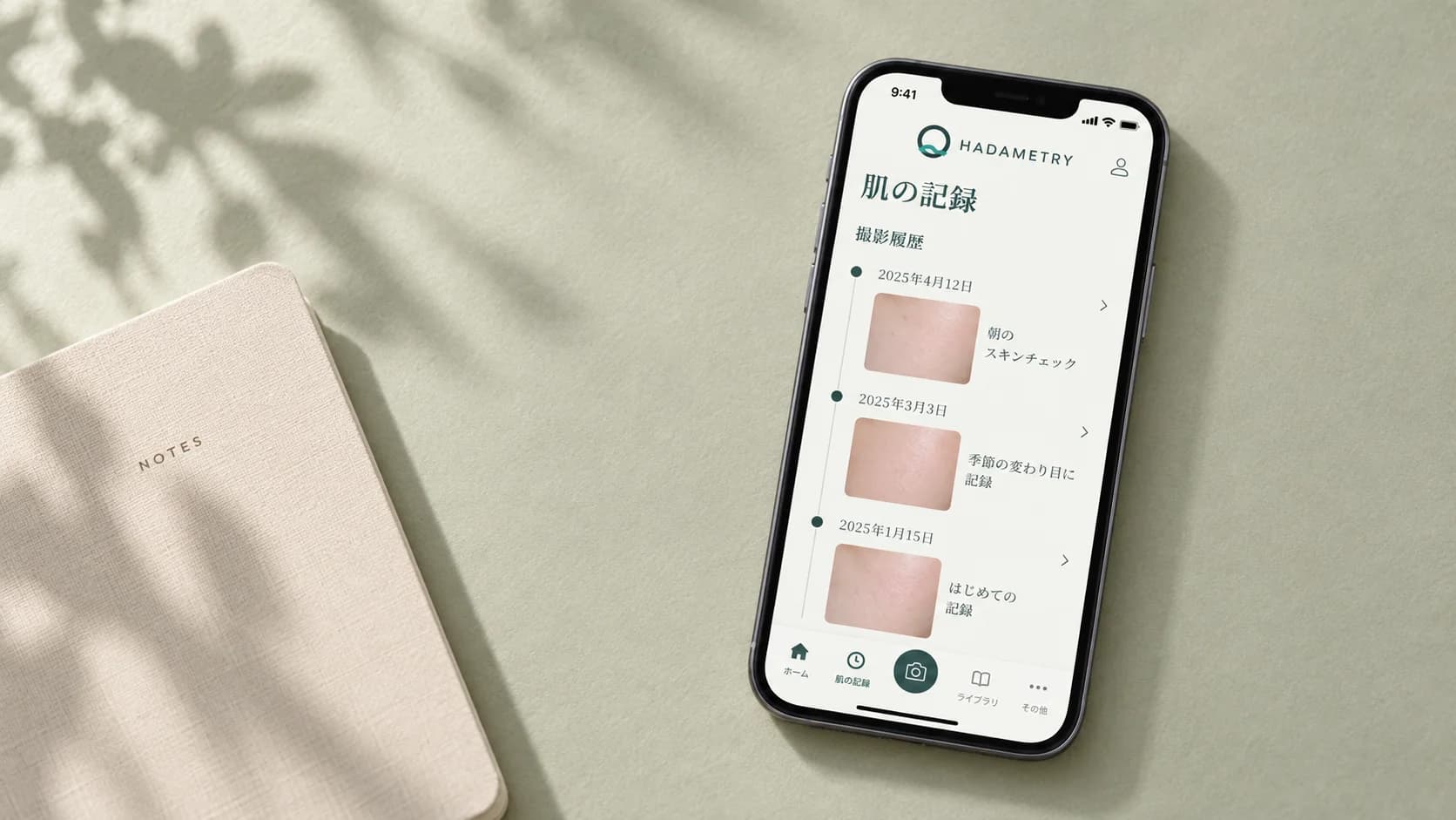 机に置いたiPhoneに、同じ頬の肌画像を撮影日ごとに並べた履歴画面のイメージ